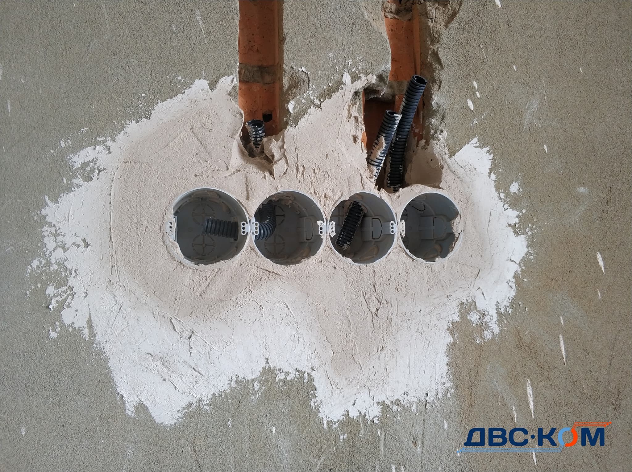 Зображення для статті: Як правильно прокласти силові кабелі та слаботочку?